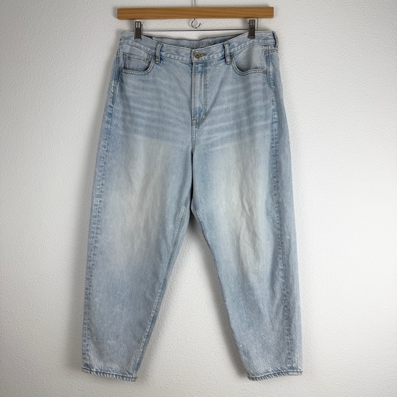 American Eagle Relaxed Mom Jean Denim Light Wash 14 S Short - Picture 2 of 8